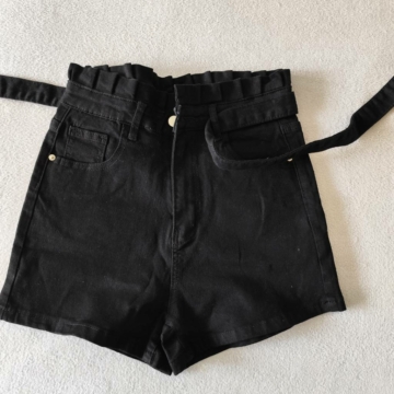 M (38) – Fekete rövidnadrág