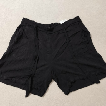 M (40) – Fekete rövidnadrág
