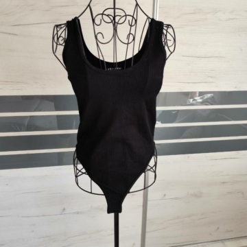 L (42) – Fekete body
