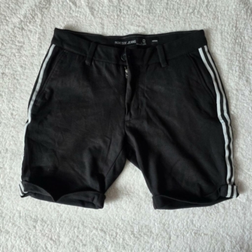 M (48)  – Fekete rövidnadrág
