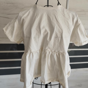 M (40) – Krém peplum felső