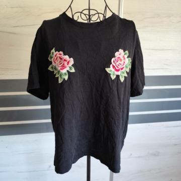 M/L (38/42) – Fekete hímzett rövid ujjú felső
