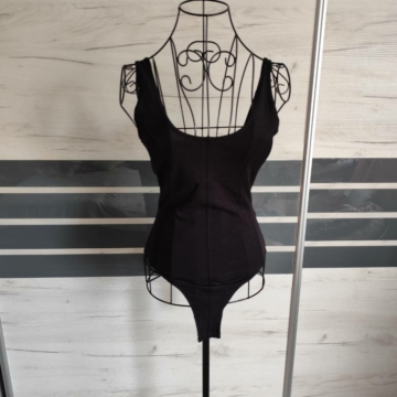 S (36) – Fekete body