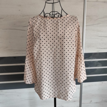 M (40) – Krém pöttyös blúz