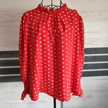 XL (46) – Piros pöttyös blúz