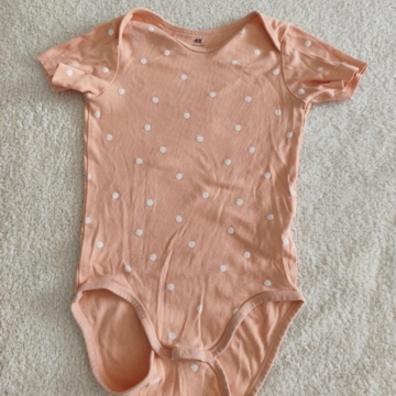 104 cm– Többszínű pöttyös body
