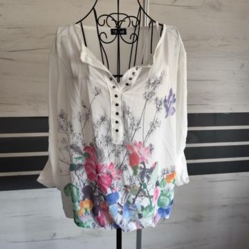 L/XL (44/46) – Fehér mintás blúz