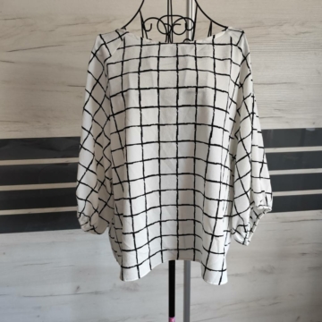 L/XL (44/46) – Fehér mintás blúz