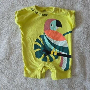 62 cm – Sárga papagájos kezeslábas