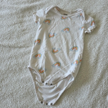 Szivárvány mintás gyerek body
