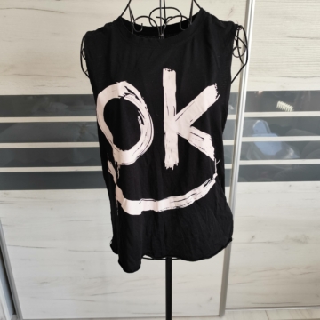 Fekete OK mintás trikó