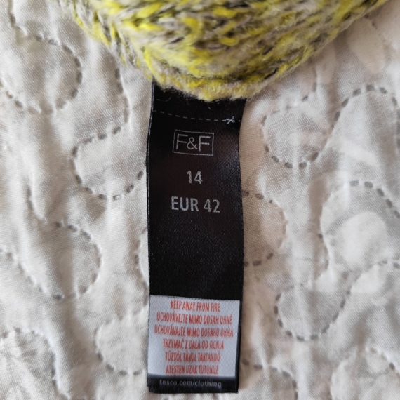 Kötött pulóver cipzárral