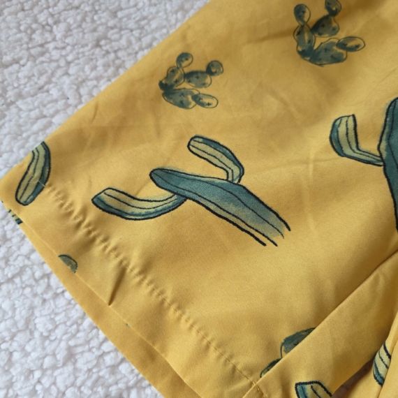 122 cm – Sárga mintás rövidnadrág