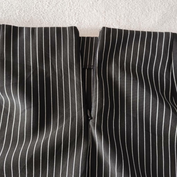 3XL (54) – Fekete csíkos szoknya