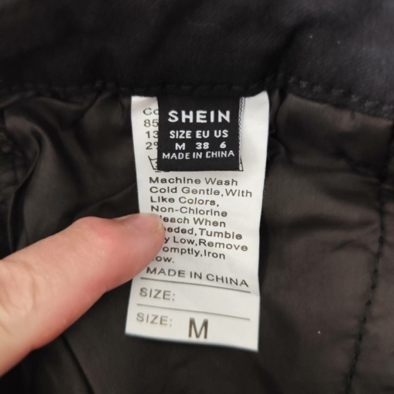 M (38) – Fekete rövidnadrág