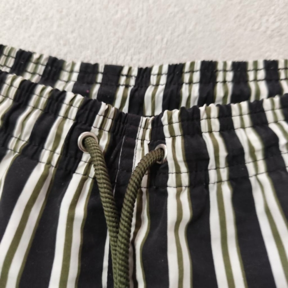 XL (52) – Fekete csíkos rövidnadrág