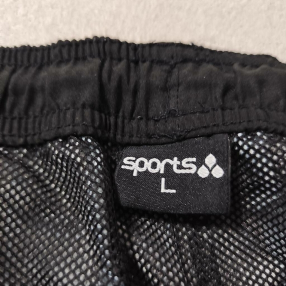 L (50) – Többszínű sportos rövidnadrág