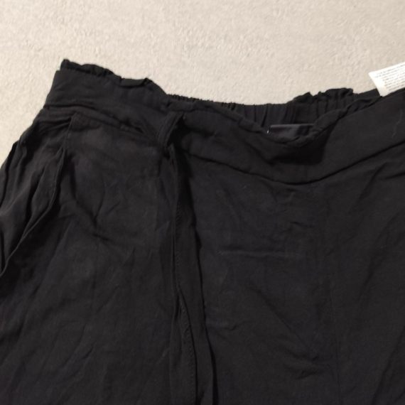 M (40) – Fekete rövidnadrág
