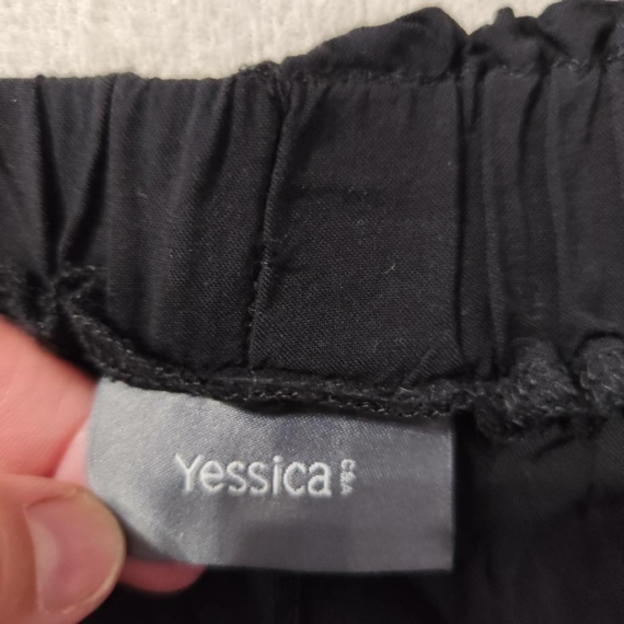M (40) – Fekete rövidnadrág