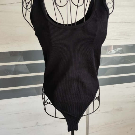 L (42) – Fekete body