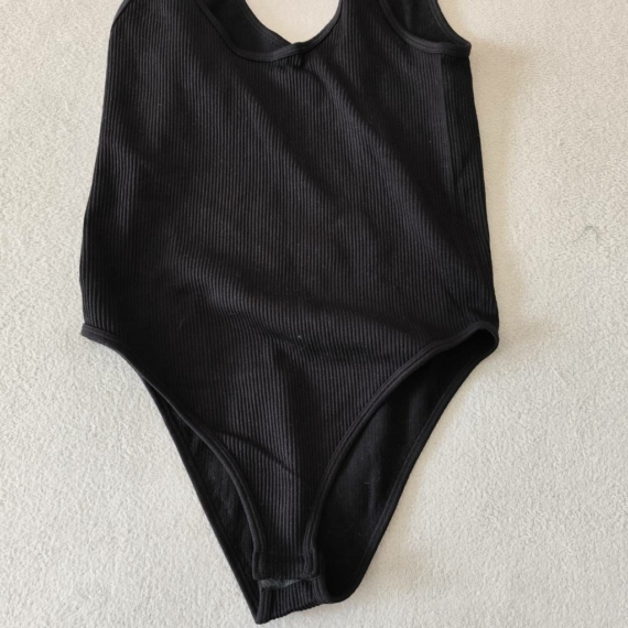L (42) – Fekete body