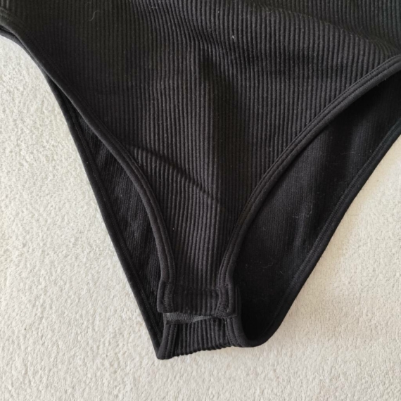 L (42) – Fekete body