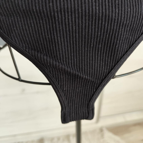 L (42) – Fekete body