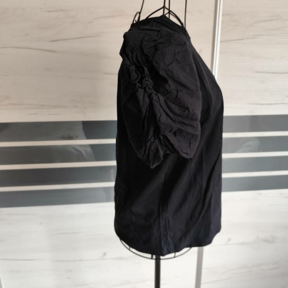 M (40) – Fekete rövid ujjú felső