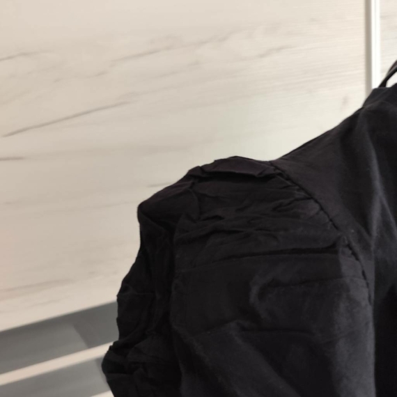 M (40) – Fekete rövid ujjú felső