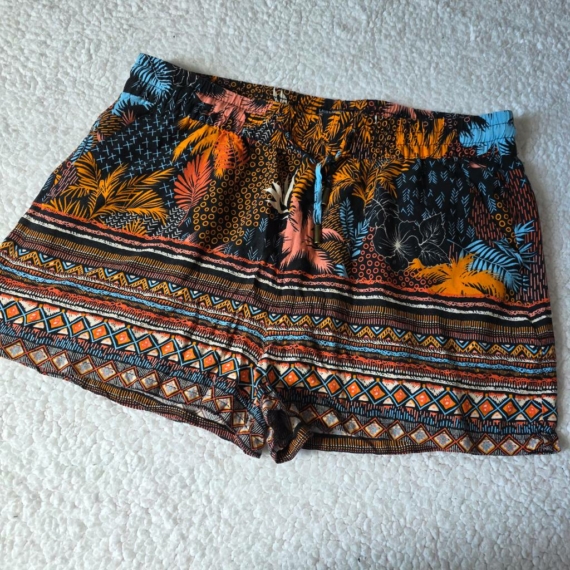 M (40) – Többszínű mintás rövidnadrág