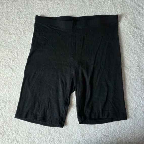 M (40) – Fekete rövidnadrág