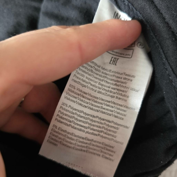 M (48)  – Fekete rövidnadrág