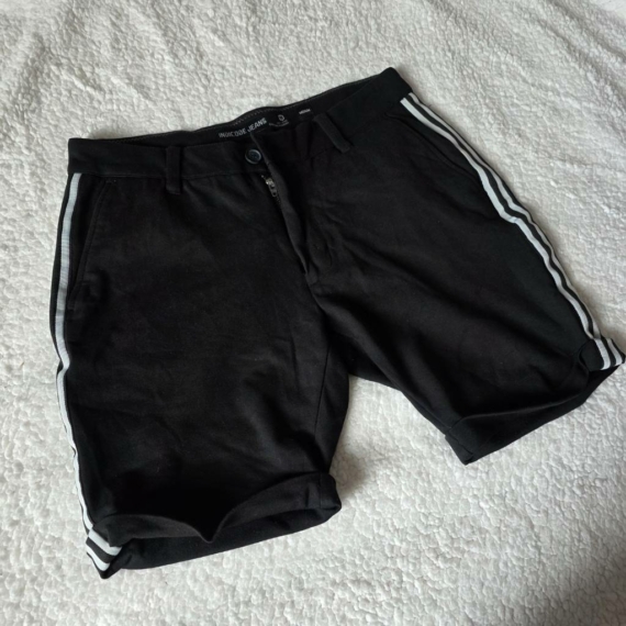 M (48)  – Fekete rövidnadrág