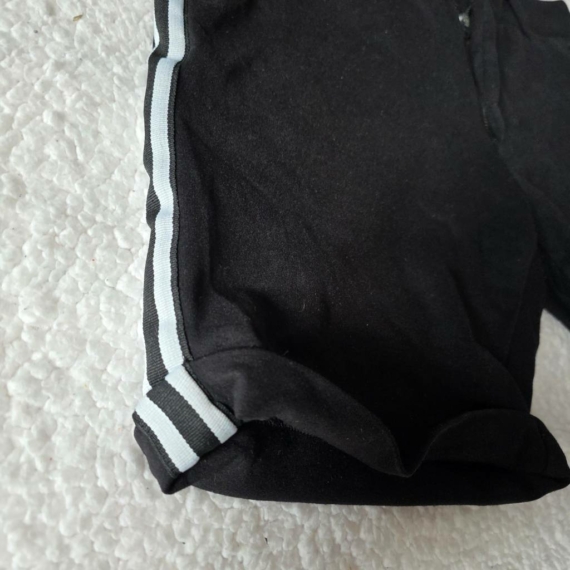M (48)  – Fekete rövidnadrág