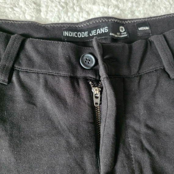 M (48)  – Fekete rövidnadrág