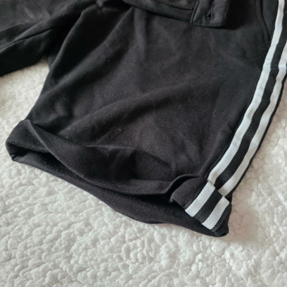 M (48)  – Fekete rövidnadrág