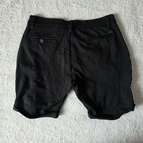 M (48)  – Fekete rövidnadrág