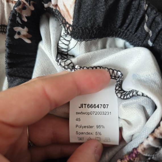 S (36) – Fekete virágmintás rövidnadrág