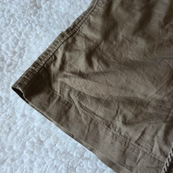 M (40) – Bézs rövidnadrág