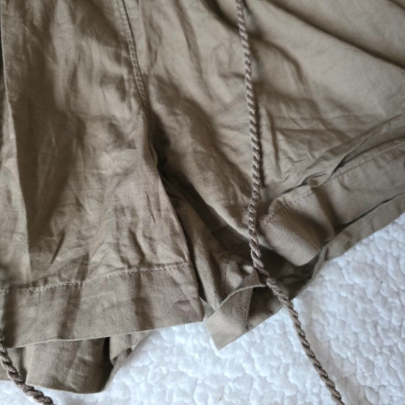 M (40) – Bézs rövidnadrág