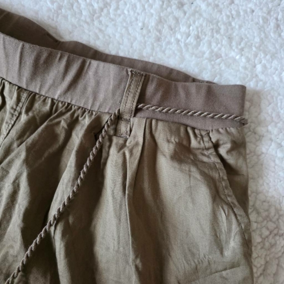 M (40) – Bézs rövidnadrág