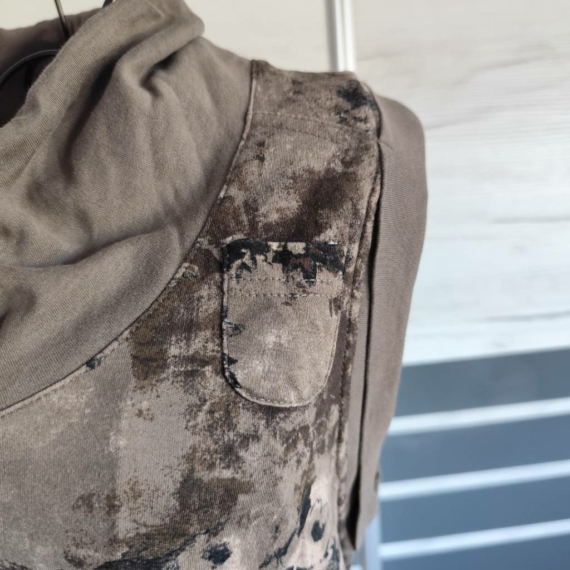 L (42) – Barna mintás trikó