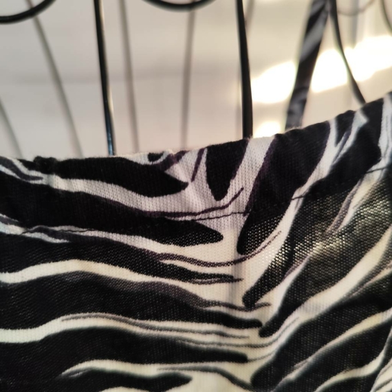 M (40) – Fekete-fehér mintás ruha