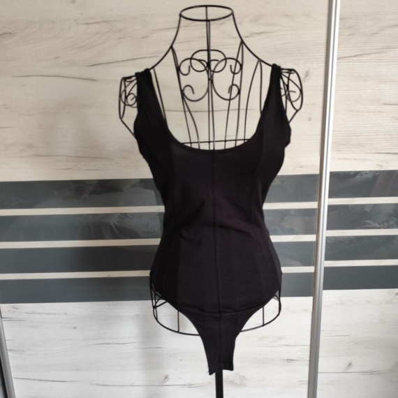 S (36) – Fekete body