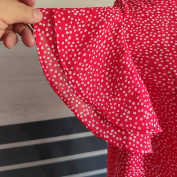 L (42) – Piros pöttyös blúz