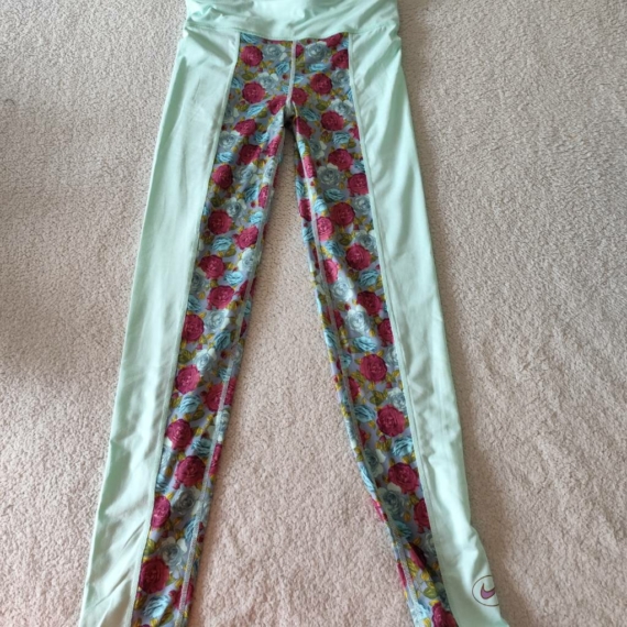 XL (46) – Menta Virágmintás leggings