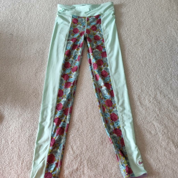 XL (46) – Menta Virágmintás leggings