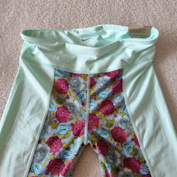 XL (46) – Menta Virágmintás leggings