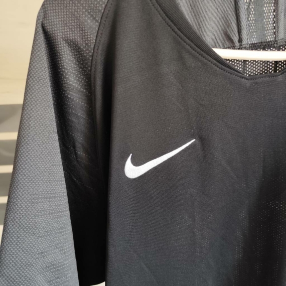 XL (52) – Fekete Nike póló