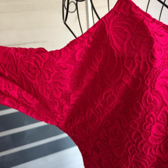 M (40) – Piros csipkés ruha
